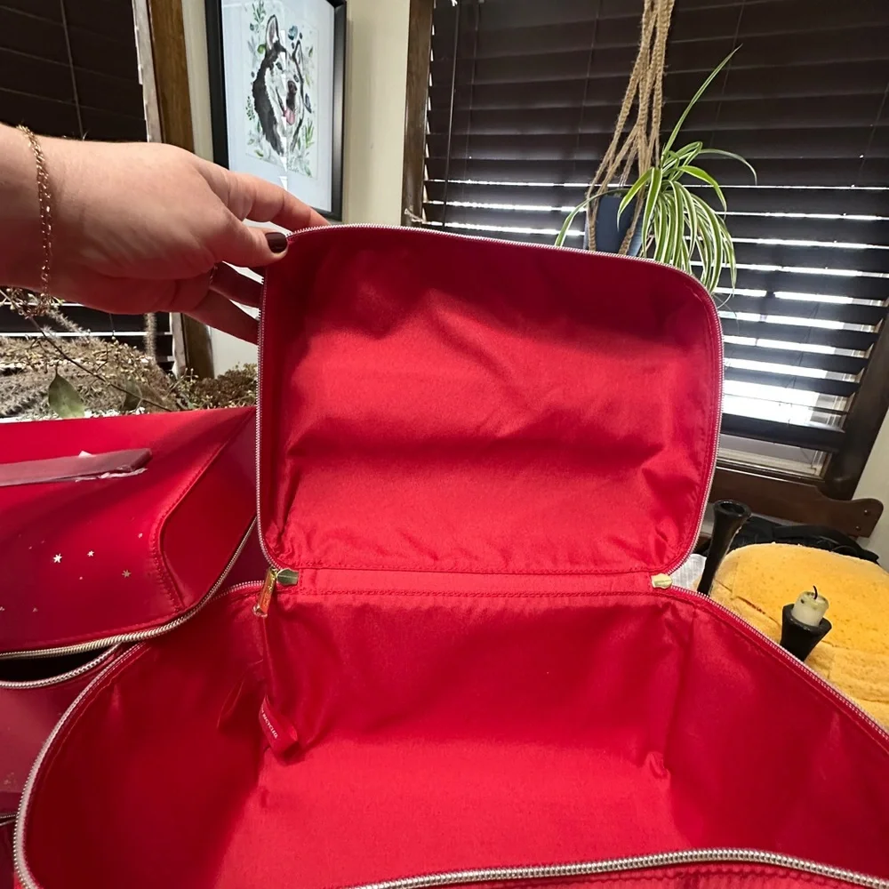 Estée Lauder large red cosmetic bag with gold stars - Picture 2 of 5